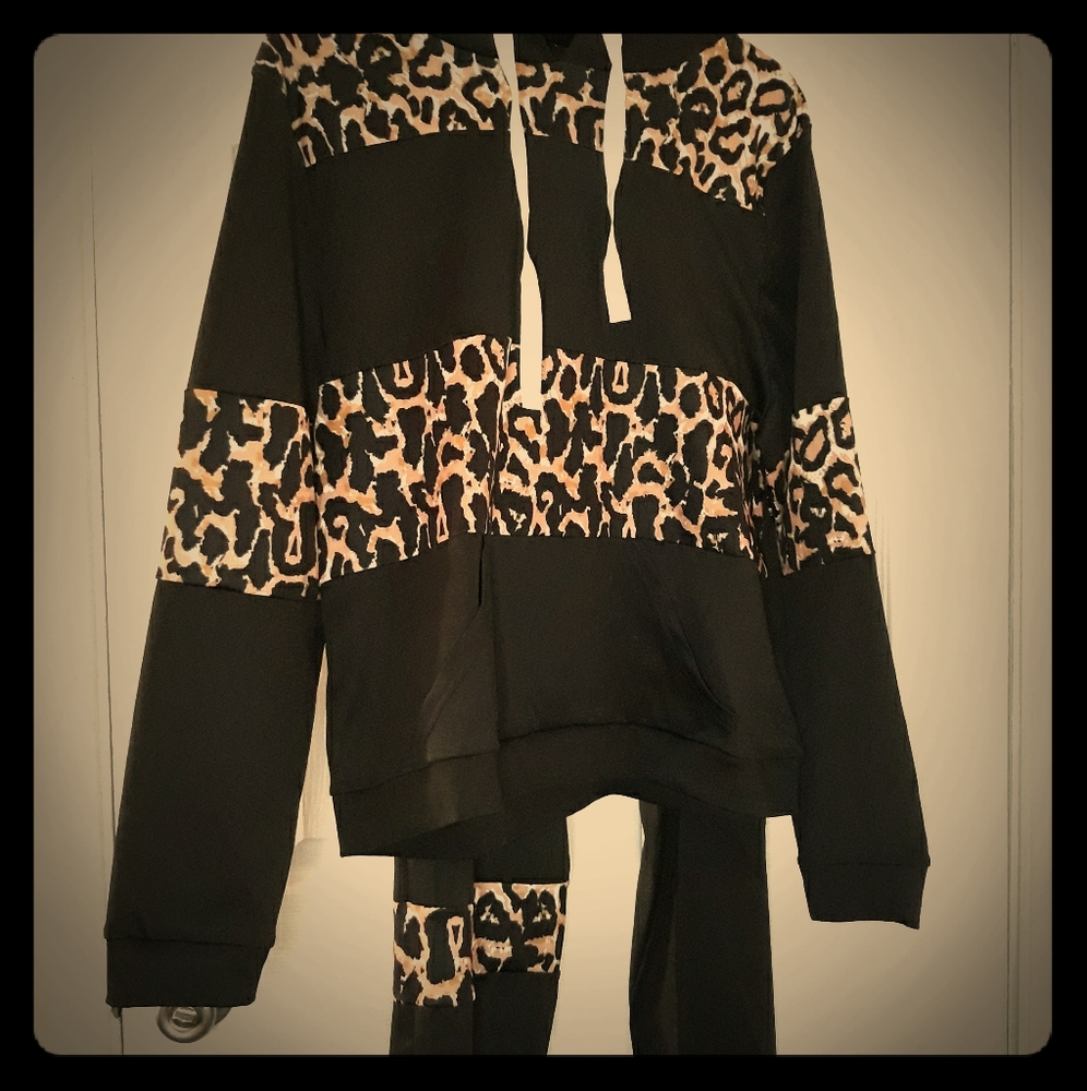 Black hooded sweetshirt outfit/ some leapord